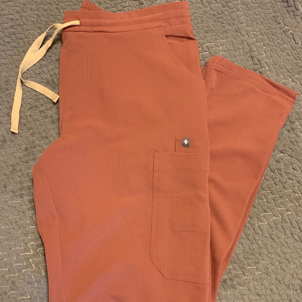 Figs limited edition Mauve, Yola skinny scrub pant